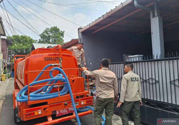 Jakarta Kekeringan, BPBD Mulai Pasok Air Bersih ke Warga
