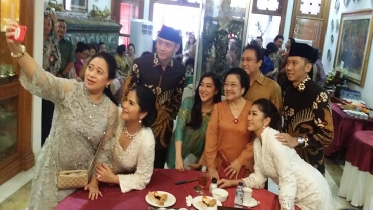 Agus Harimurti Yudhoyono dan keluarganya saat bertemu Ketua Umum PDIP Megawati Soekarnoputri (Foto: Twitter @Fadjroel)