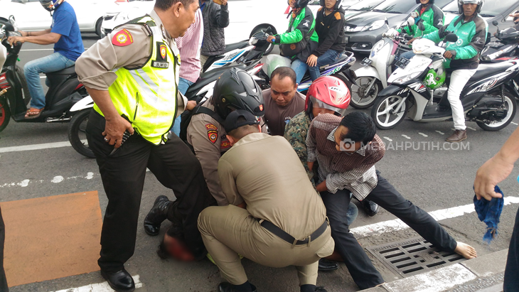 Diduga Bawa Bom, Seorang Pria Coba Masuk Gedung Negara dan Serang Petugas