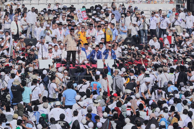 Capres Prabowo Subianto menyampaikan pidato kebangsaan pada Kampanye Akbar di depan puluhan ribu simpatisan Prabowo-Sandi di Stadion Utama Gelora Bung Karno, Jakarta, (7/4/2019). Merahputih.com/Rizki Fitrianto