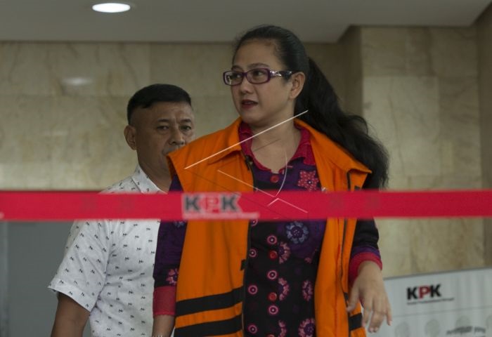 Damayanti Wisnu Putranti keluar dari gedung KPK usai menjalani pemeriksaan, Jakarta, Senin (21/3). 