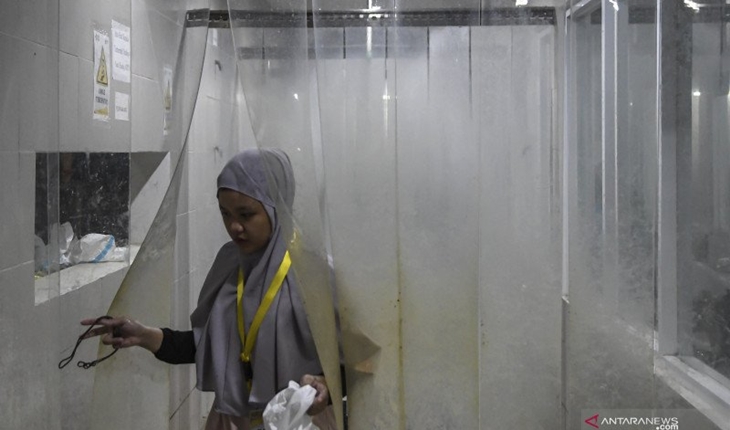 Seorang tenaga kesehatan membersihkan diri usai bertugas merawat pasien di RSDC Wisma Atlet Kemayoran, Jakarta, Selasa(15/6/2021). (ANTARA FOTO/M RISYAL HIDAYAT)
