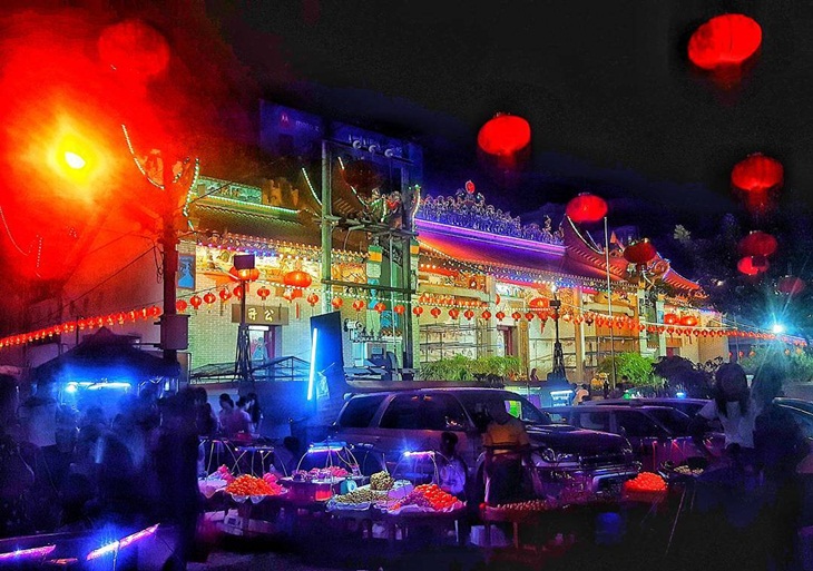 Suasana malam di chinatown Yangon. (Foto: instagram.com/lninikhin)