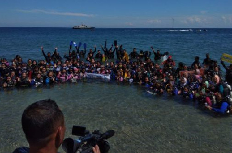 Ratusan 'Kartini' Pecahkan Rekor MURI di Dasar Laut Situbondo