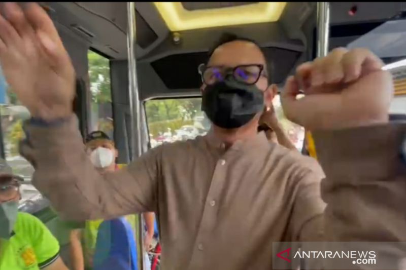 Wali Kota Bogor Bima Arya menaiki BisKita TransPakuan pada hari pertama uji coba di koridor enam di Kota Bogor, Minggu (28/11/2021). (ANTARA/Riza Harahap)