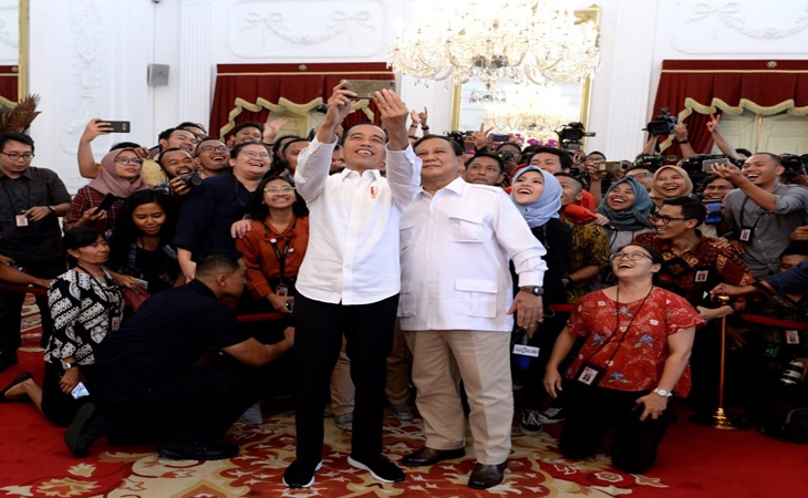 Prabowo dan Jokowi berswafoto dengan para awak media di Istana Negara