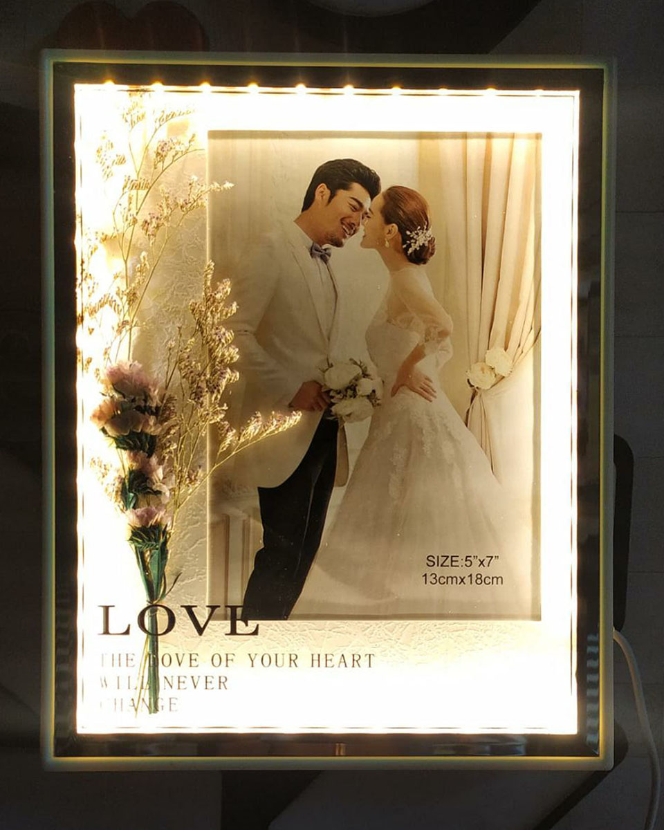 Bingkai berisikan foto kalian berdua. (Foto Moments of Love)