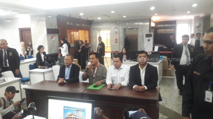 Ketua Tim Advokasi TKN Jokowi-Ma'ruf Amin Yusril Ihza Mahendra, Arsul Sani dan Ade Irfan Pulungan di MK. (Foto: MP/Kanugrahan)