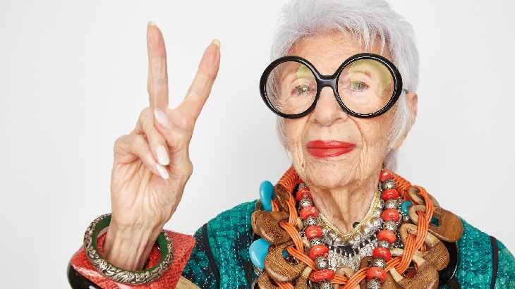 Tetap tampil nyentrik itulah Iris Apfel. (Foto: Tatler Hong Kong)