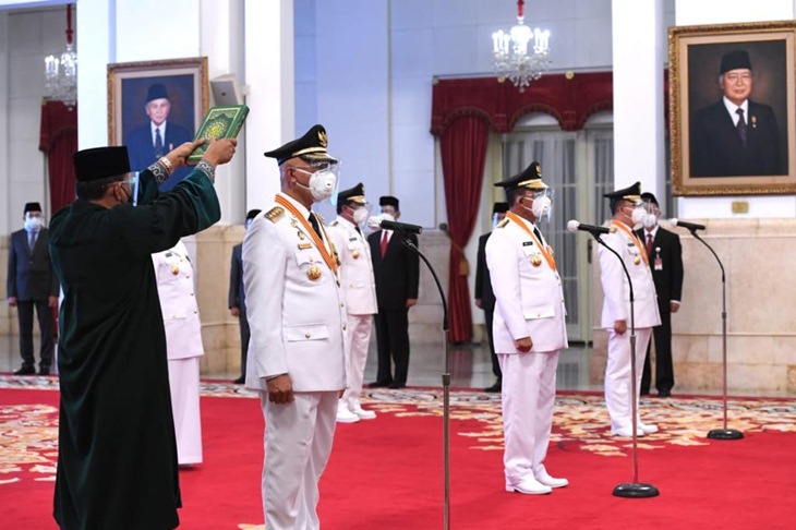 Pelantikan Gubernur dan Wakil Gubernur di Istana Negara Jakarta, Kamis (25/2). (Foto: MP/Biro Pers Setpres)