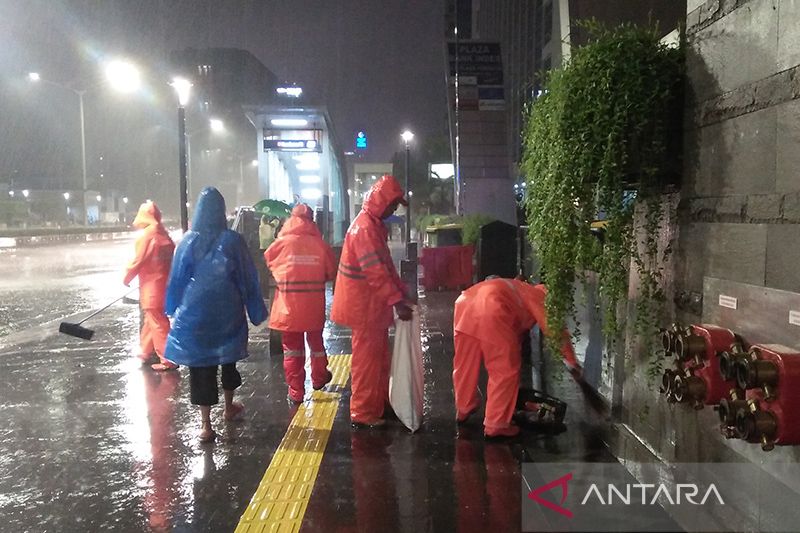 Perayaan Malam Tahun Baru di Jakarta Menyisakan Sampah 74 Ton