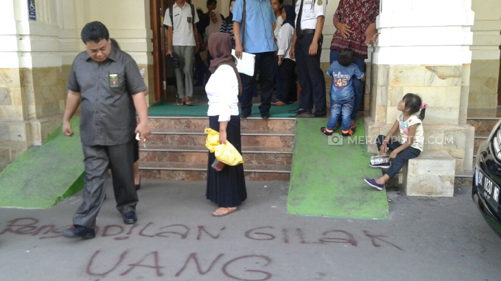 Suara Hakim Kurang Kuat, Keluarga Korban Pembunuhan Acak-acak Ruang Sidang