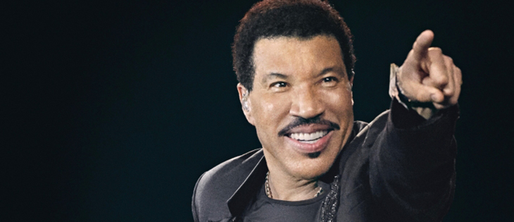 Lionel Richie Ajari Luke Bryan Bermain Piano