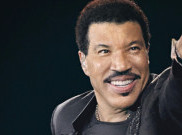 Lionel Richie Ajari Luke Bryan Bermain Piano