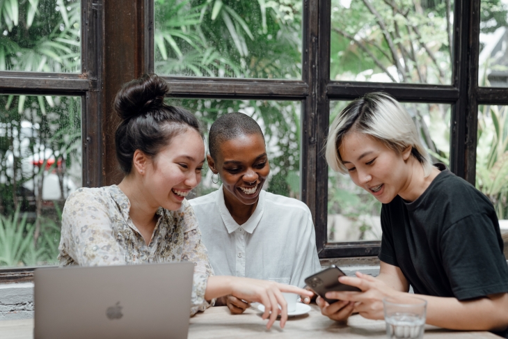 Berkomunikasi sangat penting untuk kesehatan fisik dan mental. (Foto: pexels/Ketut Subiyanto)