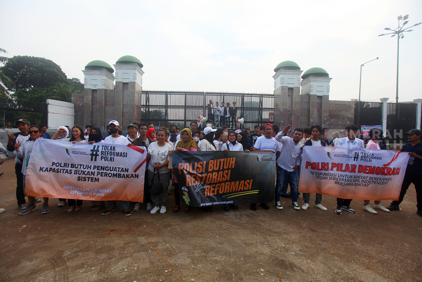 Aksi Unjuk Rasa Tolak Reformasi Polri di Depan Gedung DPR Jakarta