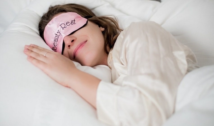 Masker tidur dapat membuat tubuh jadi rileks. (Foto: synovislife.com)