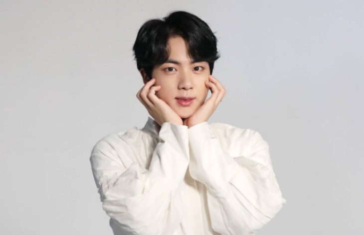 Sepertinya Jin tidak mempermasalahkan ukuran tubuh perewmpuannya selama dia bisa memberikan makanan enak. (Foto: Big Hit Entertainment)