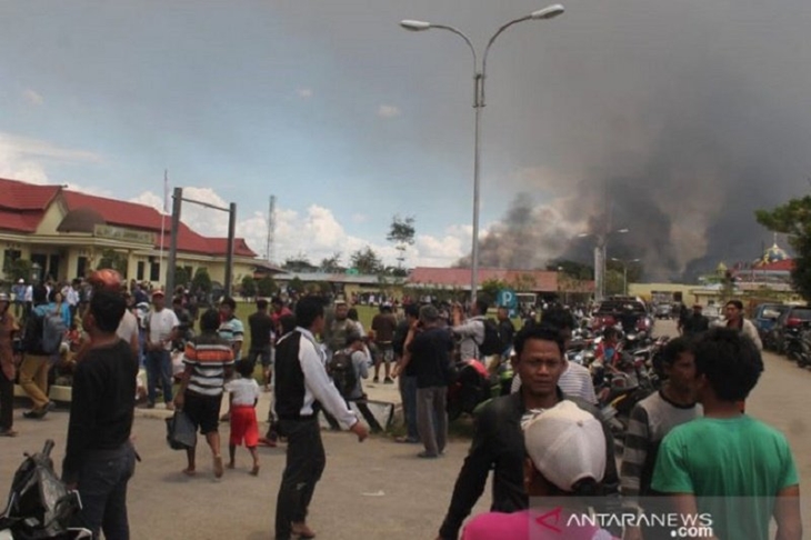 Arsip - Warga mengungsi di Markas Polres Jayawijaya saat terjadi demonstrasi yang berakhir rusuh di Wamena, Jayawijaya, Papua, Senin (23/9/2019). (ANTARA FOTO/Marius Wonyewun)