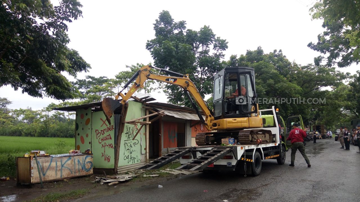 Puluhan Bangunan di Sepanjang Irigasi Cipager Diratakan