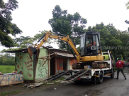 Puluhan Bangunan di Sepanjang Irigasi Cipager Diratakan