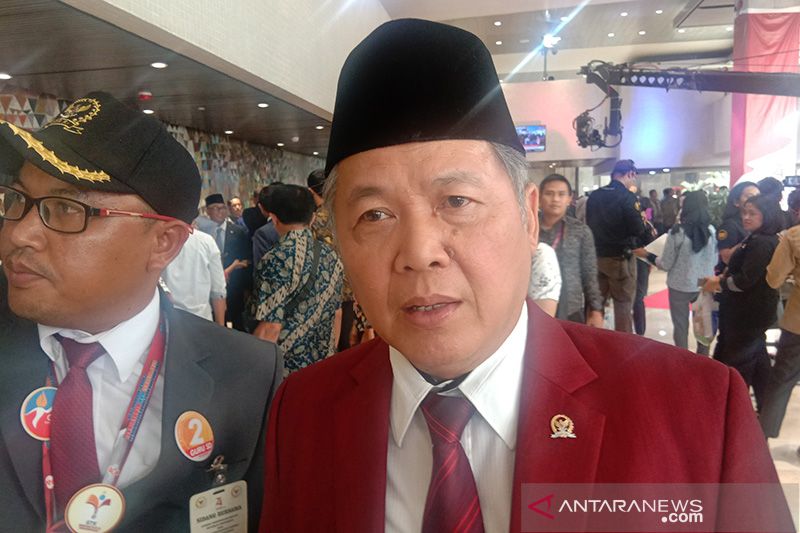 Anggota DPR RI Komisi XI Hendrawan Supratikno saat diwawancarai di sela jeda istirahat Sidang RAPBN di Gedung DPR/MPR, Jakarta, Jumat (15/8/2019). ANTARA/Sugiharto Purnama/am.