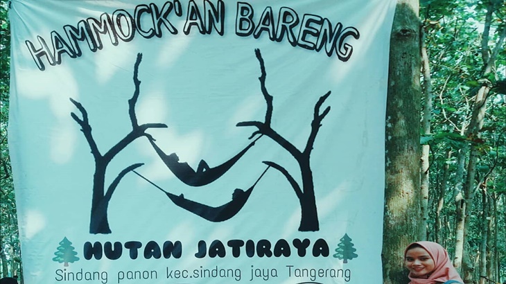 suasana fun bike di kawasan hutan jati