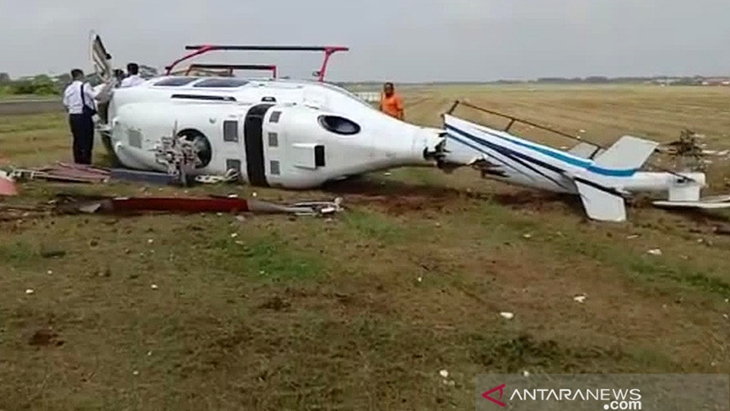 Kecelakaan helikopter milik Balai Besar Kalibrasi Fasilitas Penerbangan terguling di landasan Bandara Budiarto Curug, Tangerang, Senin (13/9/2021). ANTARA/Handout/aa.