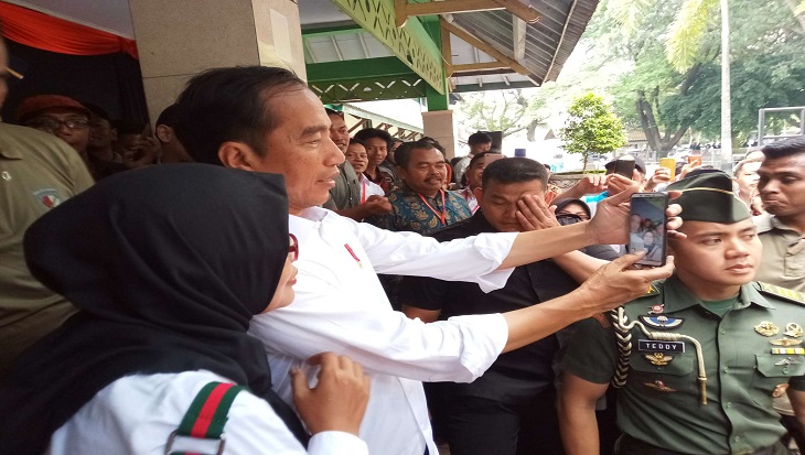 Presiden Jokowi mengadakan kunjungan kerja di GOR Diponegoro di Sragen, Jawa Tengah bertemu Gapoktan dan Perpadi se-Jawa Tengah, Rabu (3/4). (MP/Ismail)