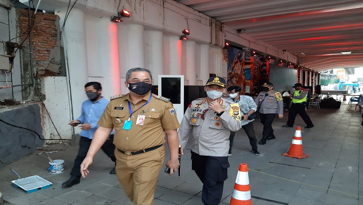 Kapolres Metro Jakarta Pusat Kombes Heru Novianto Kapolres Metro Jakarta Pusat Kombes Heru Novianto memantau aktivitas pekerja saat pulang kantor di Stasiun Sudirman. Senin (8/6). Foto: MP/Kanu
