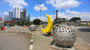 Jelang Idul Fitri 1447 H, Pasukan Hijau Percantik Ibu Kota dengan Ornamen Bulan Bintang