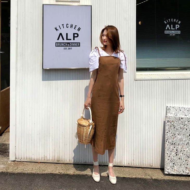 Slip dress cocok dipadu padan dengan bawahan jeans. (Foto: istyle.id)