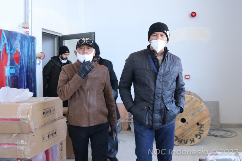 Komisi Eksekutif NOC Indonesia Indra Gamulya (kiri) bersama Rafiq Hakim Radinal saat meninjau venue akuatik yang akan digunakan pada penyelenggaraan Islamic Solidarity Games 2021 Konya di Konya Sport Center, Turk. (Foto:  NOC Indonesia/Hengky Istianto Has)