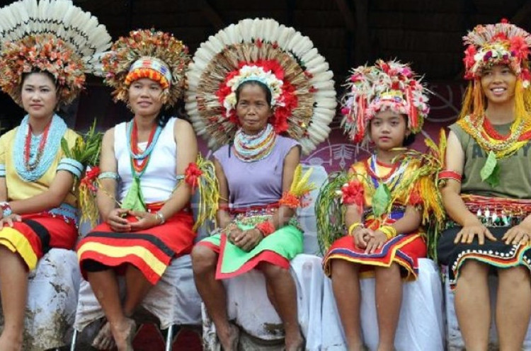 Tradisi Gigi Runcing Bukti Kecantikan Perempuan Suku Mentawai