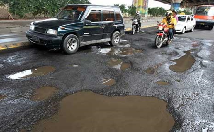 Ruas jalan yang mengalami kerusakan di Jakarta