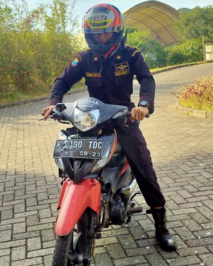Satpam Komplek Makin Tangguh dengan Senjata Andalan Ini