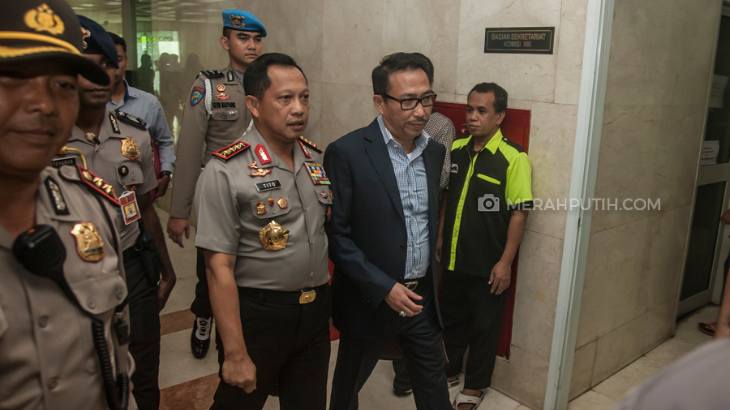 Kapolri Tito Karnavian bersama anggota Komisi III DPR Herman Hery (kedua kanan). (MP/Dery Rindwansah)