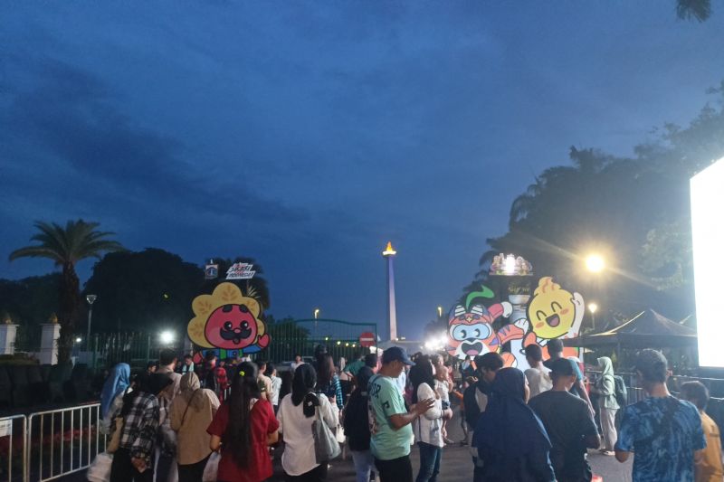 Warga Padati Bundaran HI dan Monas Setelah Hujan Mereda