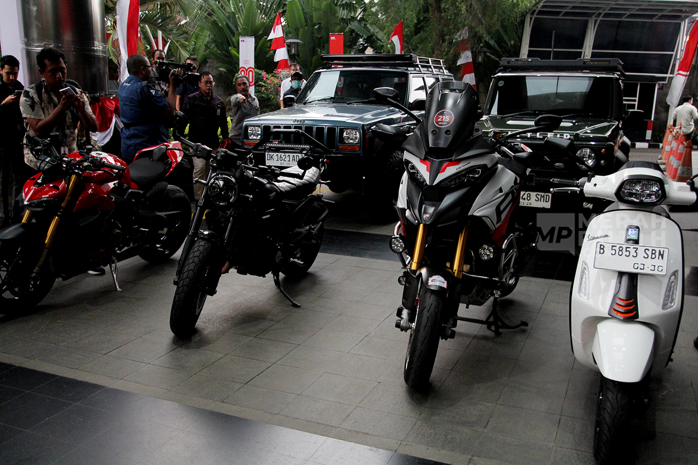 Sederet barang bukti berupa sepeda motor dan mobil dugaan pemerasan yang menjerat Wakil Menteri Tenaga Kerja Immanuel Ebenezer di area Gedung Merah Putih KPK, Jakarta, Kamis (21/8/2025).
