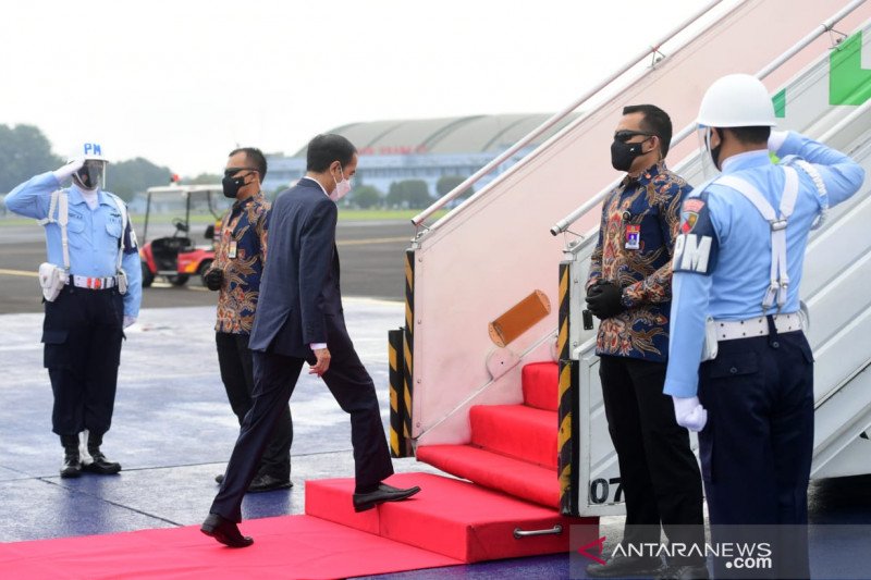 Presiden saat menaiki tangga pesawat kepresidenan Indonesia-1 di Halim Perdanakusuma Jakarta, Minggu (14/2/2021), untuk berangkat ke Jawa Timur meresmikan Bendungan Tukul yang terletak di Desa Tukul, Kabupaten Pacitan, Jatim. ANTARA/HO-Biro Pers Setpres.