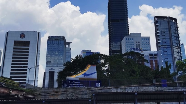 Pemprov DKI Tarik Sepatu Raksasa yang Jadi Sasaran Aksi Vandalisme