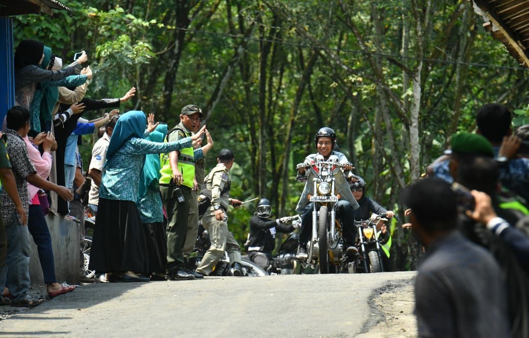 10 Foto Gaya Keren Jokowi Naik Chopper Bak Anak Motor