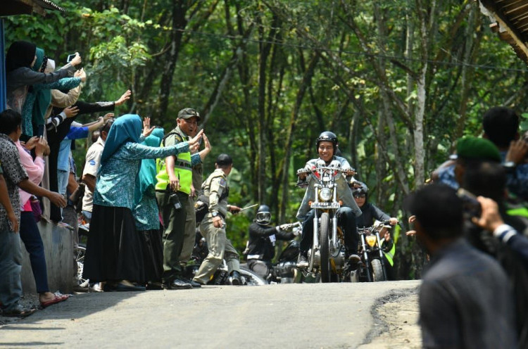 10 Foto Gaya Keren Jokowi Naik Chopper Bak Anak Motor
