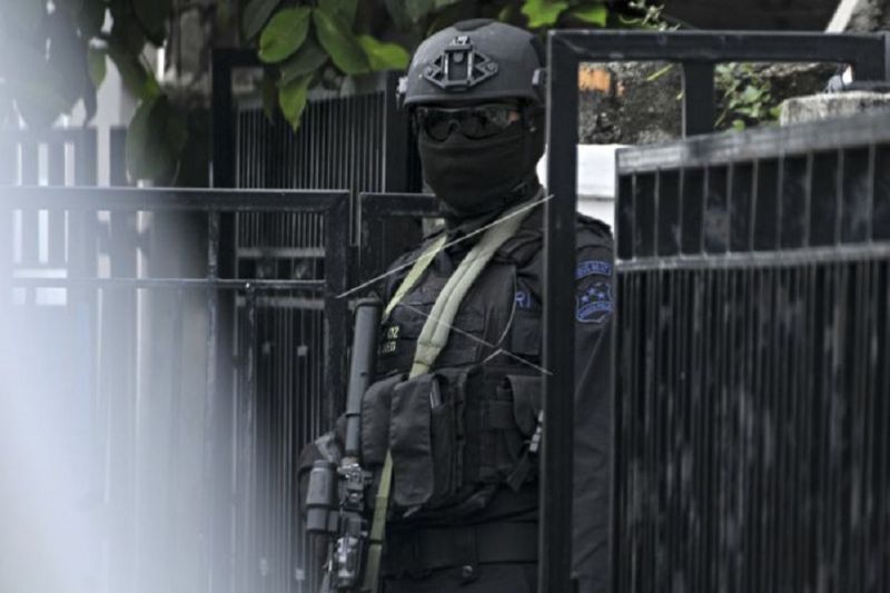 petugas Densus 88 Antiteror Mabes Polri berjaga di rumah kontrakan yang dihuni EY alias Rafli saat dilakukan penggeledahan di Kavling Barokah, Kelurahan Bahagia, Babelan Kabupaten Bekasi, Jawa Barat, Kamis (9/5/2019). ANTARA FOTO/Ariesanto