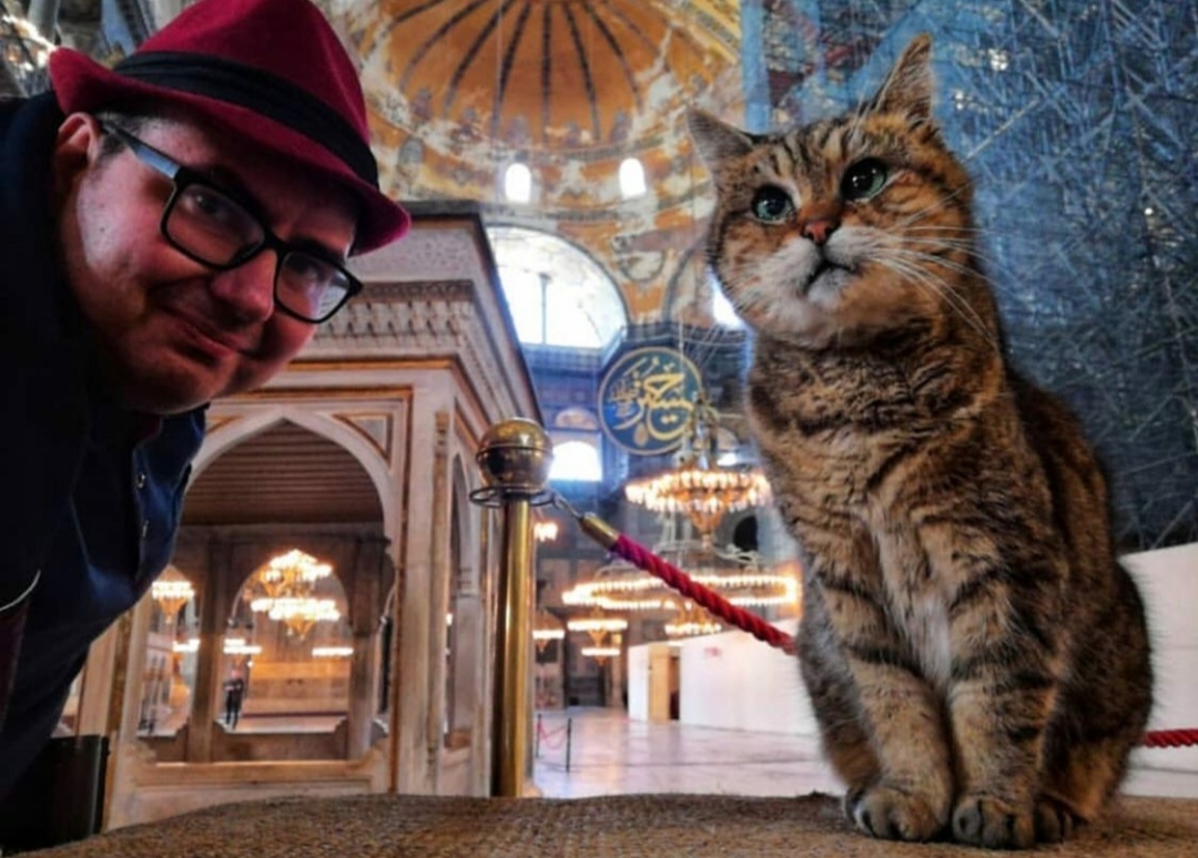 Seorang pengunjung Hagia Sophia berpose bersama Gli. (Foto: Instagram/@osgungunyar)
