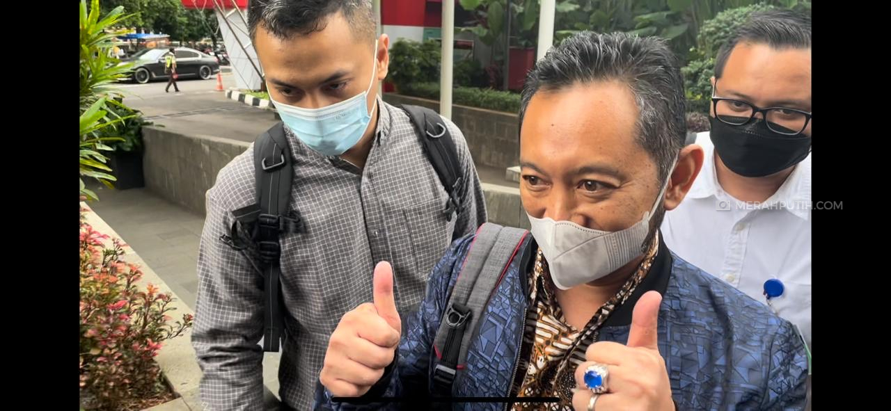 Kepala Bea Cukai Makassar Pakai Cincin Safir Biru Saat Tiba di KPK