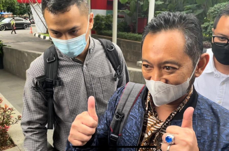 Kepala Bea Cukai Makassar Pakai Cincin Safir Biru Saat Tiba di KPK