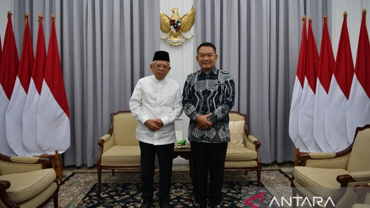 Wakil Presiden Ma'ruf Amin berfoto bersama Kepala Staf TNI Angkatan Darat Jenderal TNI Dudung Abdurachman di kediaman resmi wapres, Jakarta, Selasa (25/4/2023). (ANTARA/HO-BPMI Setwapres)
