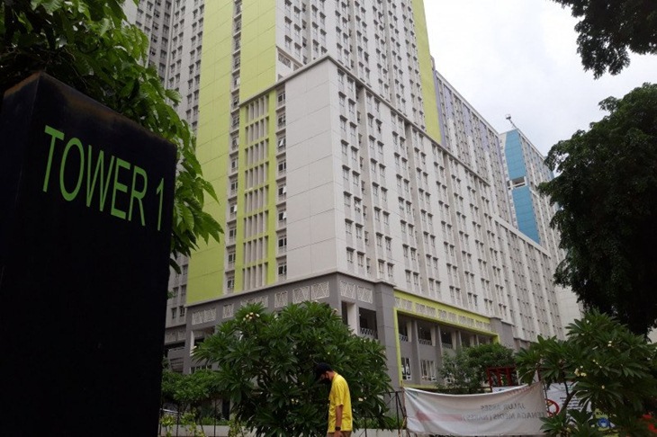 Salah seorang warga melintas di kawasan Wisma Atlet Kemayoran, Jakarta Pusat yang dijadikan sebagai Rumah Sakit Darurat COVID-19. (ANTARA/Muhammad Zulfikar)