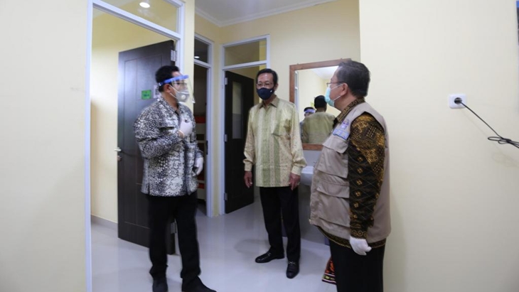 Gubernur DIY Sri Sultan Hamengku Buwono X meninjau selter COVID-19 di Kota Yogyakarta. (Foto: Humas Pemda DIY)